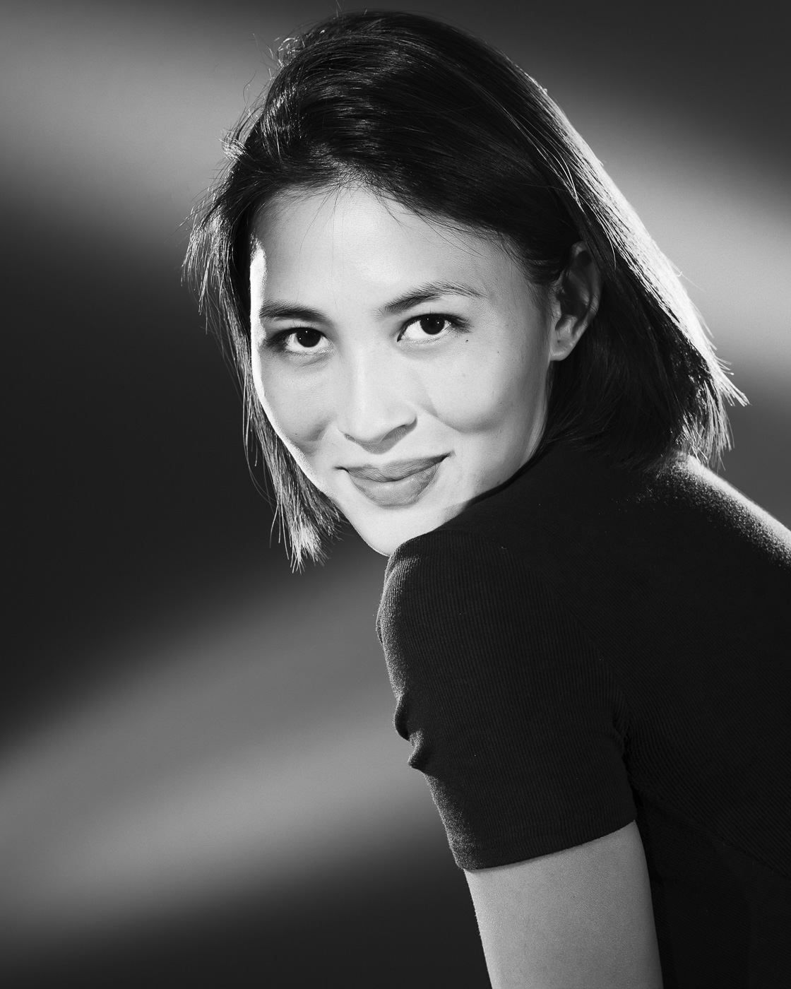 Portrait noir et blanc de femme en studio